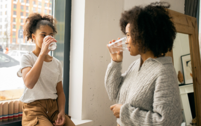 Secretos para incorporar 8 vasos de agua en tu rutina diaria