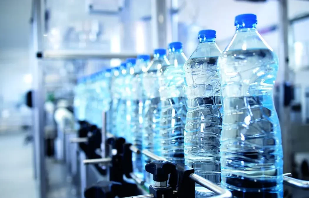 La verdad oculta de los químicos en el agua embotellada