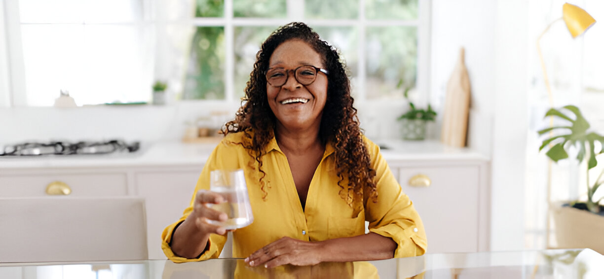 mujer tomando un vaso de agua